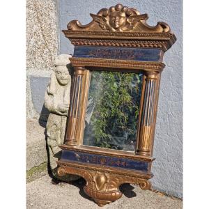 Miroir italien en bois doré et peint en polychromie en forme de temple et décoré d'angelot 
