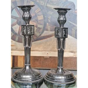 Paire de grands bougeoirs en argent massif décor de profils et guirlandes Belgique Anvers 1787