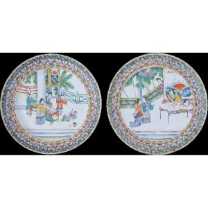 Paire d'assiettes chinoises en porcelaine de canton famille verte décors palais et lettré