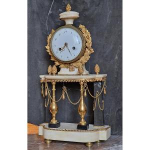 Pendule portique d'époque Louis XVI marbre blanc noir et bronze doré mouvement à fil