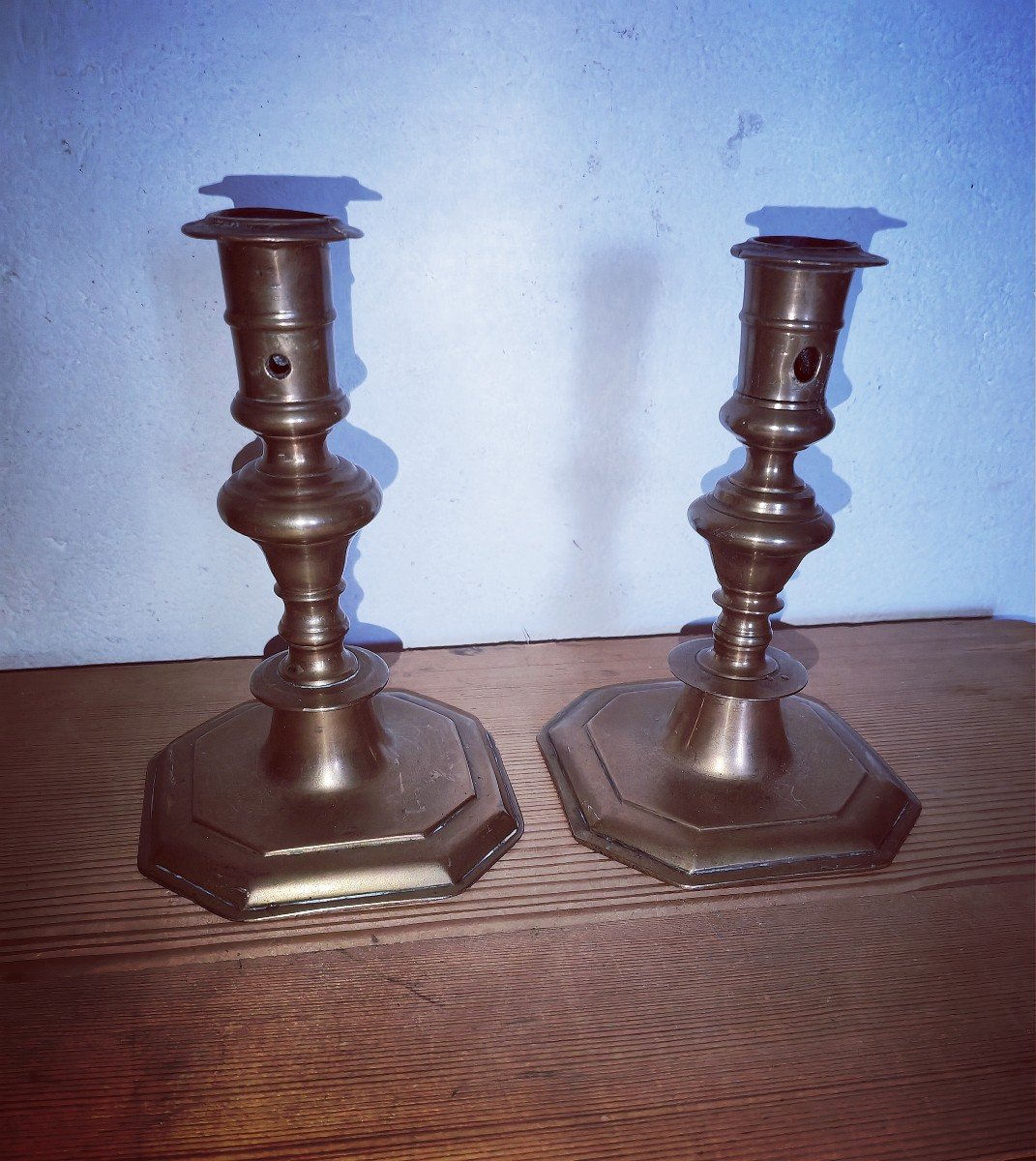 2 Bougeoirs Oignons, Début XVIIIe Siècle, Bronzes De Qualité 