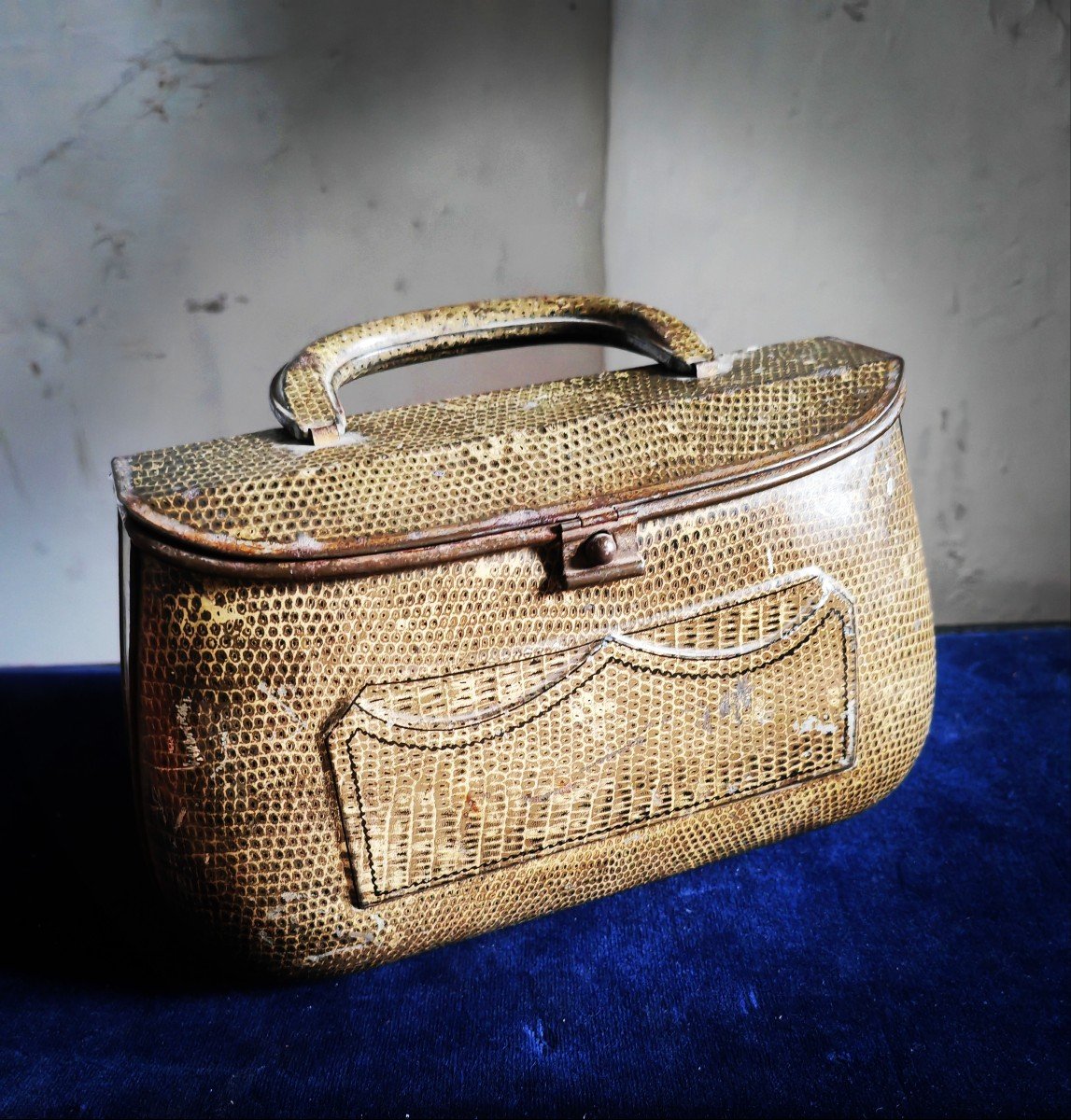 Rare: Huntley & Palmers, Cookie Tin, Lithographed Sheet Metal, Snake Handbag, 1908
