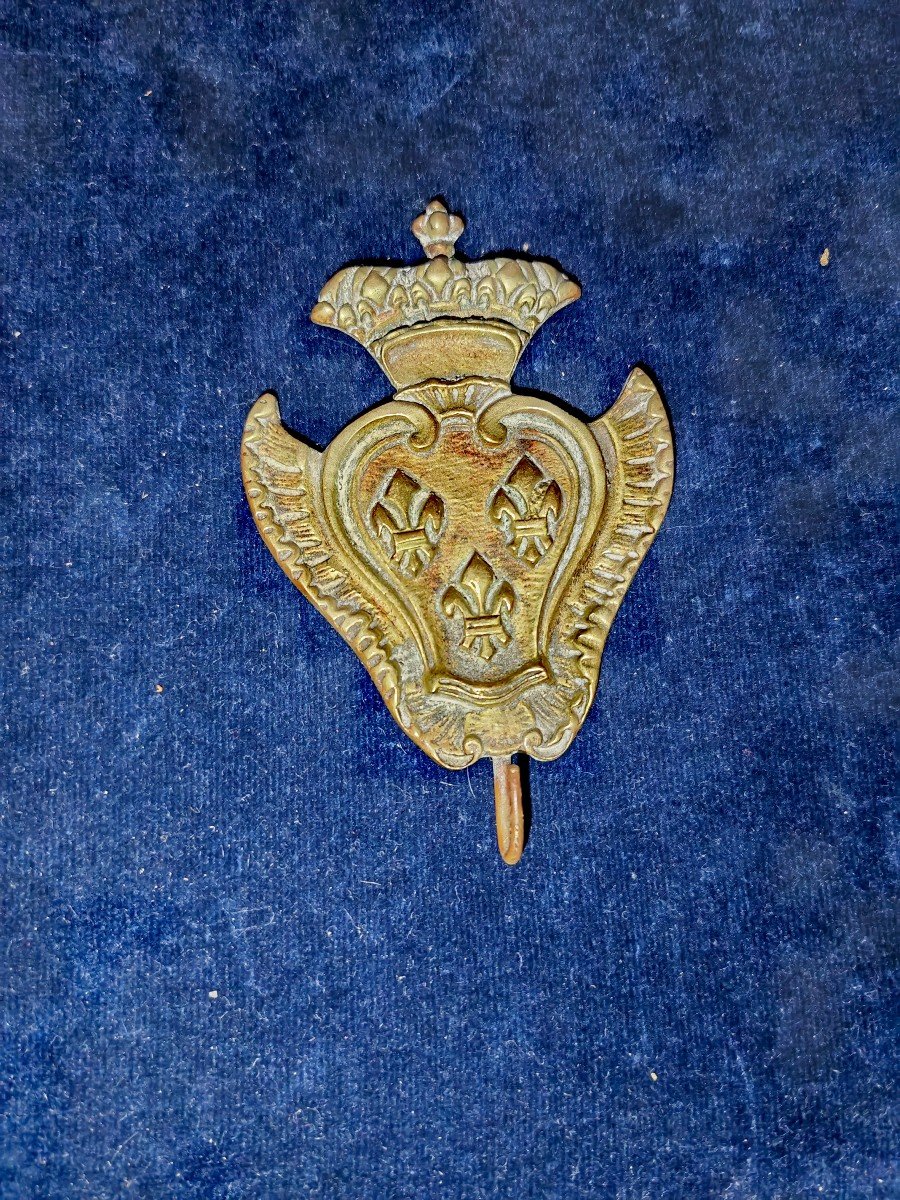 Crochet à Miniature Royaliste, Laiton,  Blason 3 Fleurs De Lys Et Couronne, XIXe Siècle 