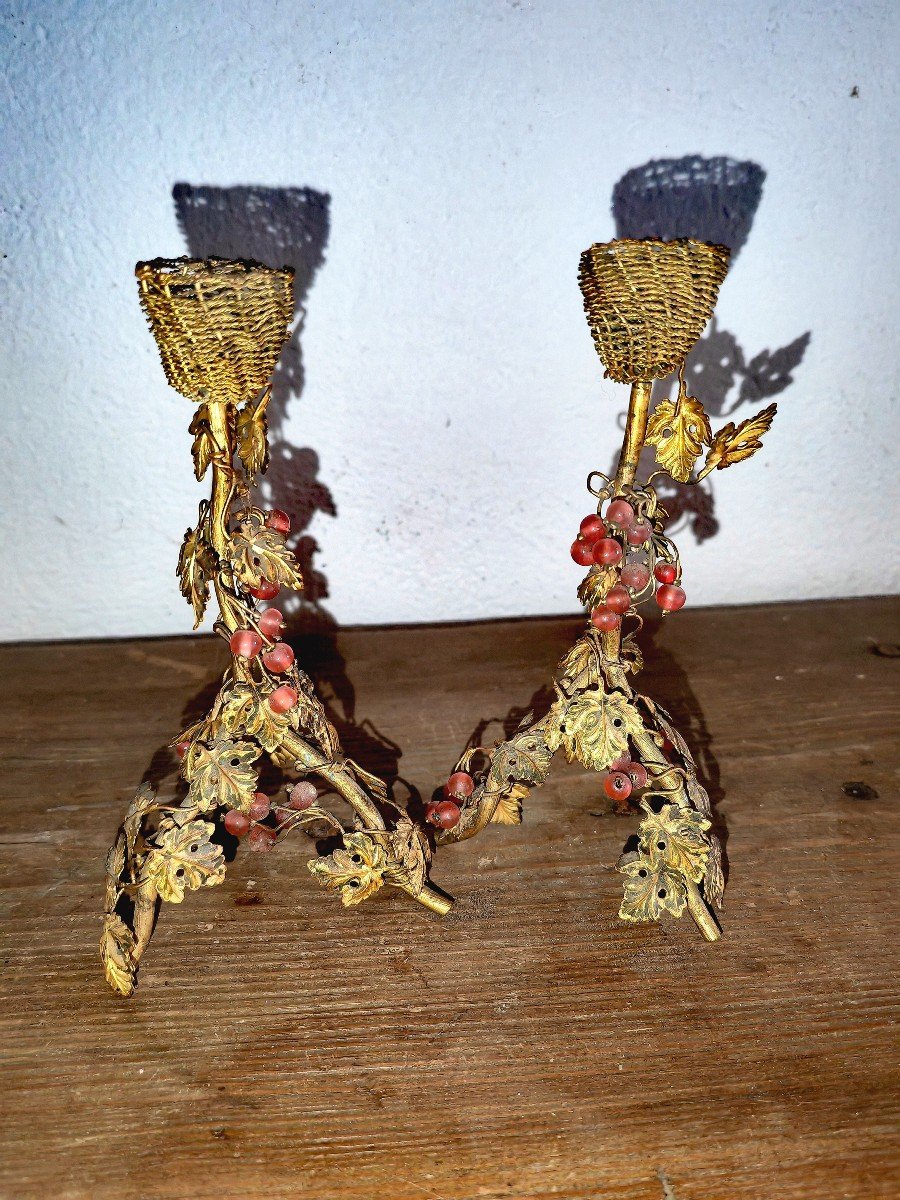 Jolie Paire De Bougeoirs, Pampres de Vigne, Laiton Doré Et Perles De Verre, Art Nouveau Circa 1900 