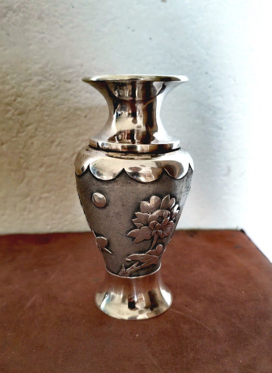 Joli Petit Vase Balustre En Argent, Décor Fleur De Lotus, Poinçon, Chine XIXe 