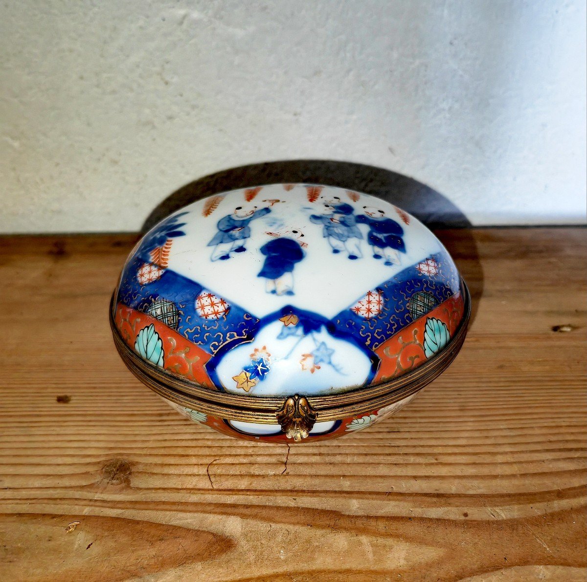 Pretty Porcelain Covered Box, Arita, Imari Decor, Children And Wisteria, Japan Meiji 19th Century.