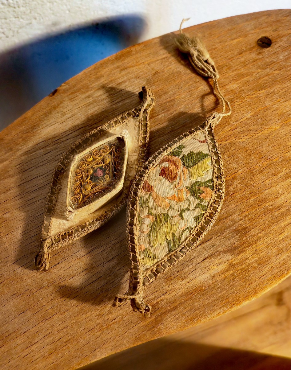Rare Petit Reliquaire De Voyage, Paperolles, écrin En Soie Piquée, France XVIIIe Siècle 