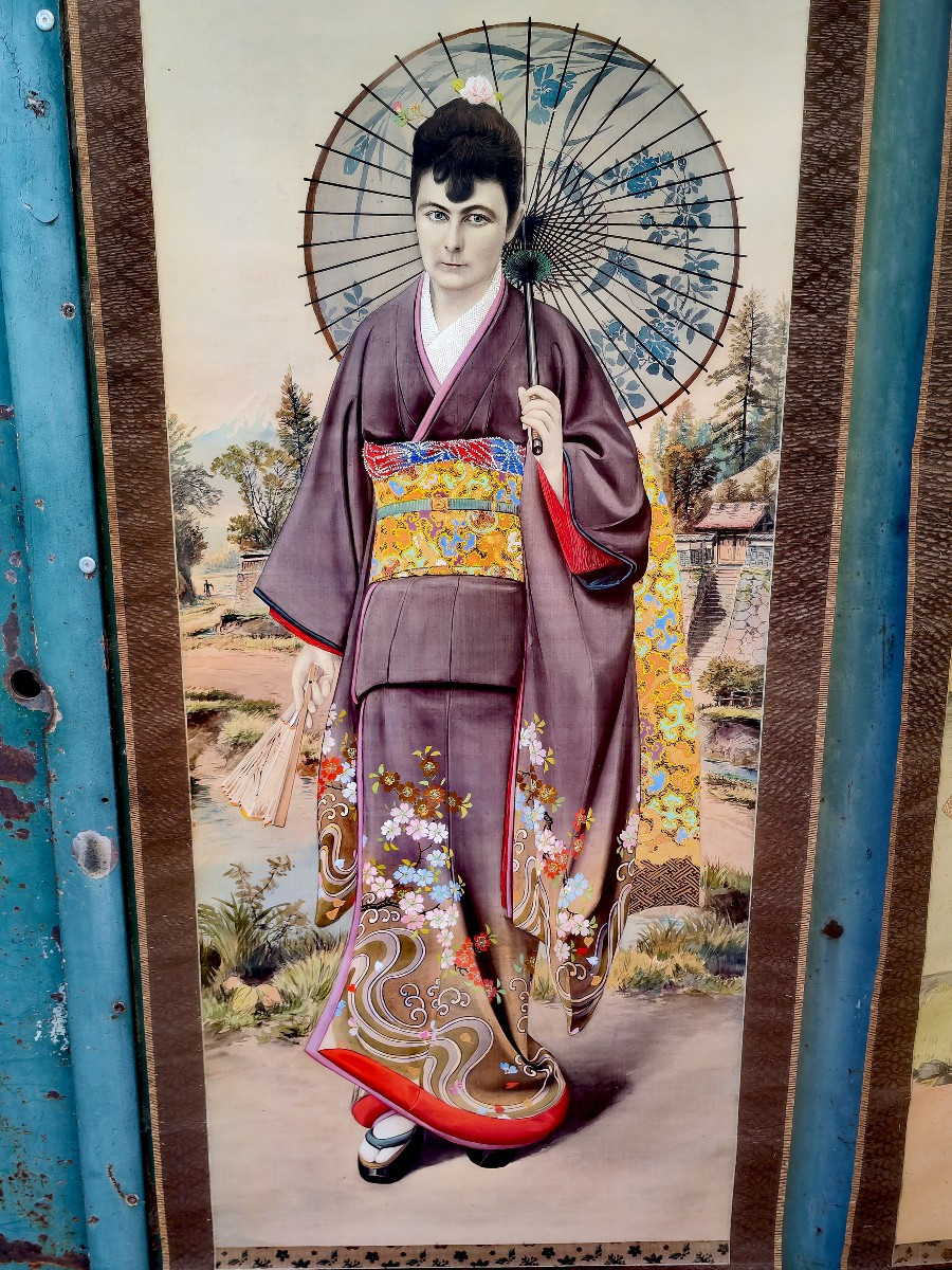 Pair Of Kakemono, Paper And Silk Painting, Europeans In Kimono, Meiji Japan, Late 19th Century -photo-4