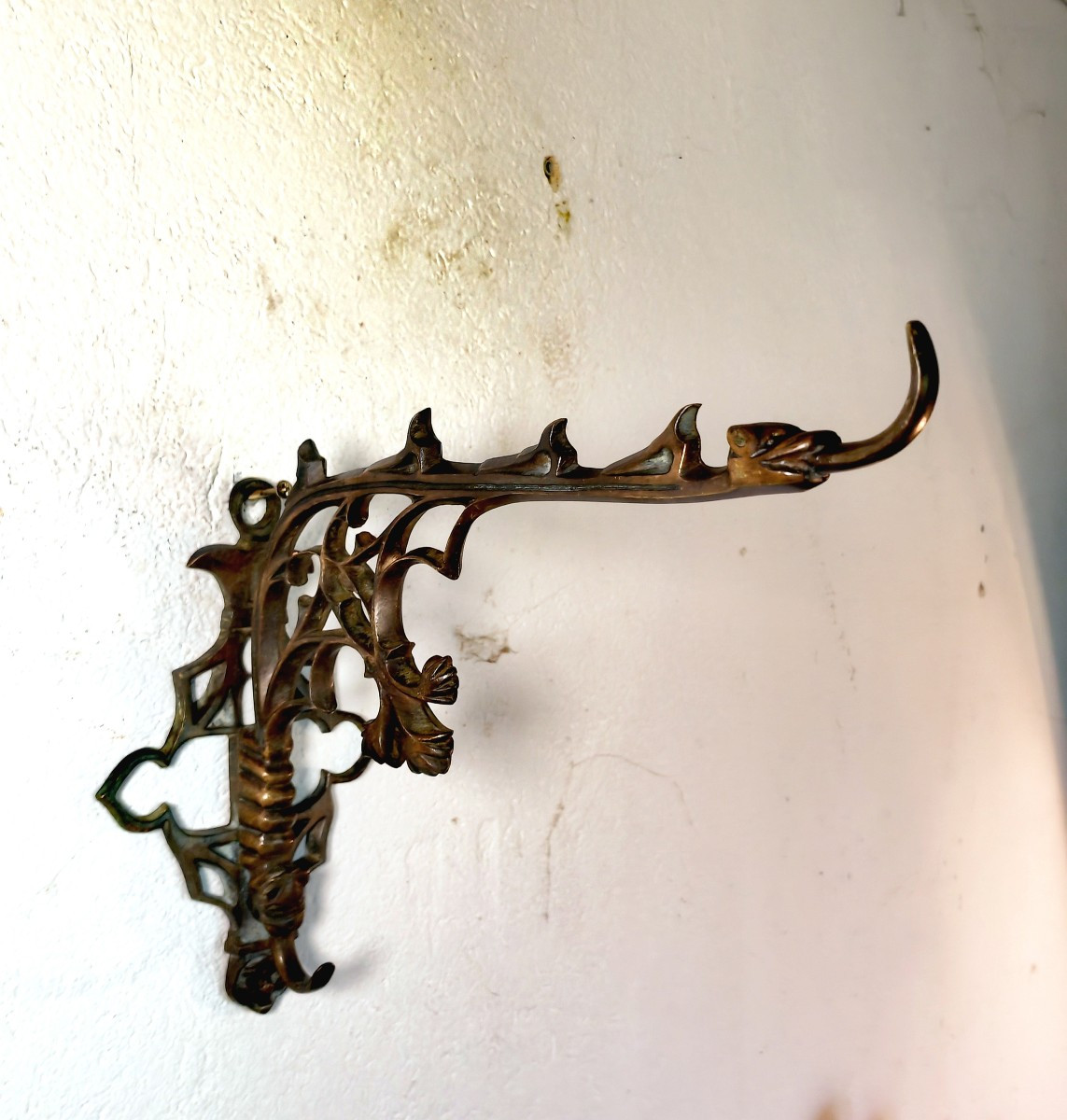 Belle Potence en Bronze, Décor Néo-Classique, Masque et Animaux, France XiXe siècle 