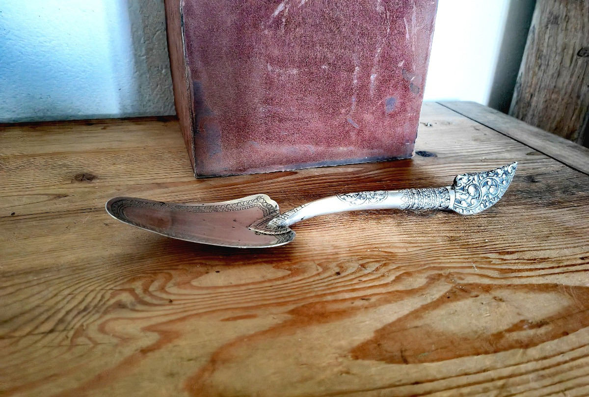 Beautiful Serving Shovel, Chiseled Silver, Minh Mol Hallmarks, Cambodia Late 19th Century -photo-2