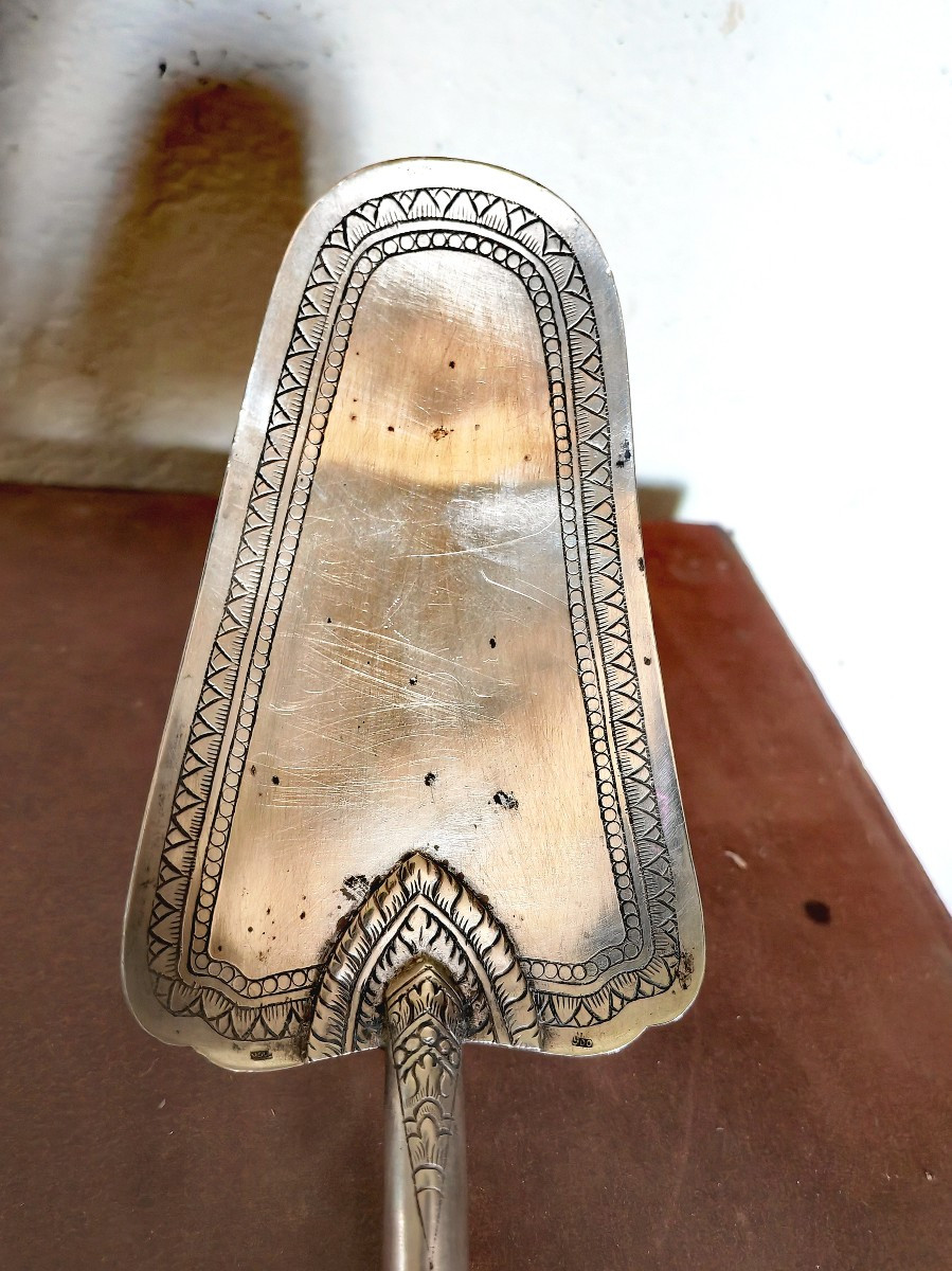 Beautiful Serving Shovel, Chiseled Silver, Minh Mol Hallmarks, Cambodia Late 19th Century -photo-1
