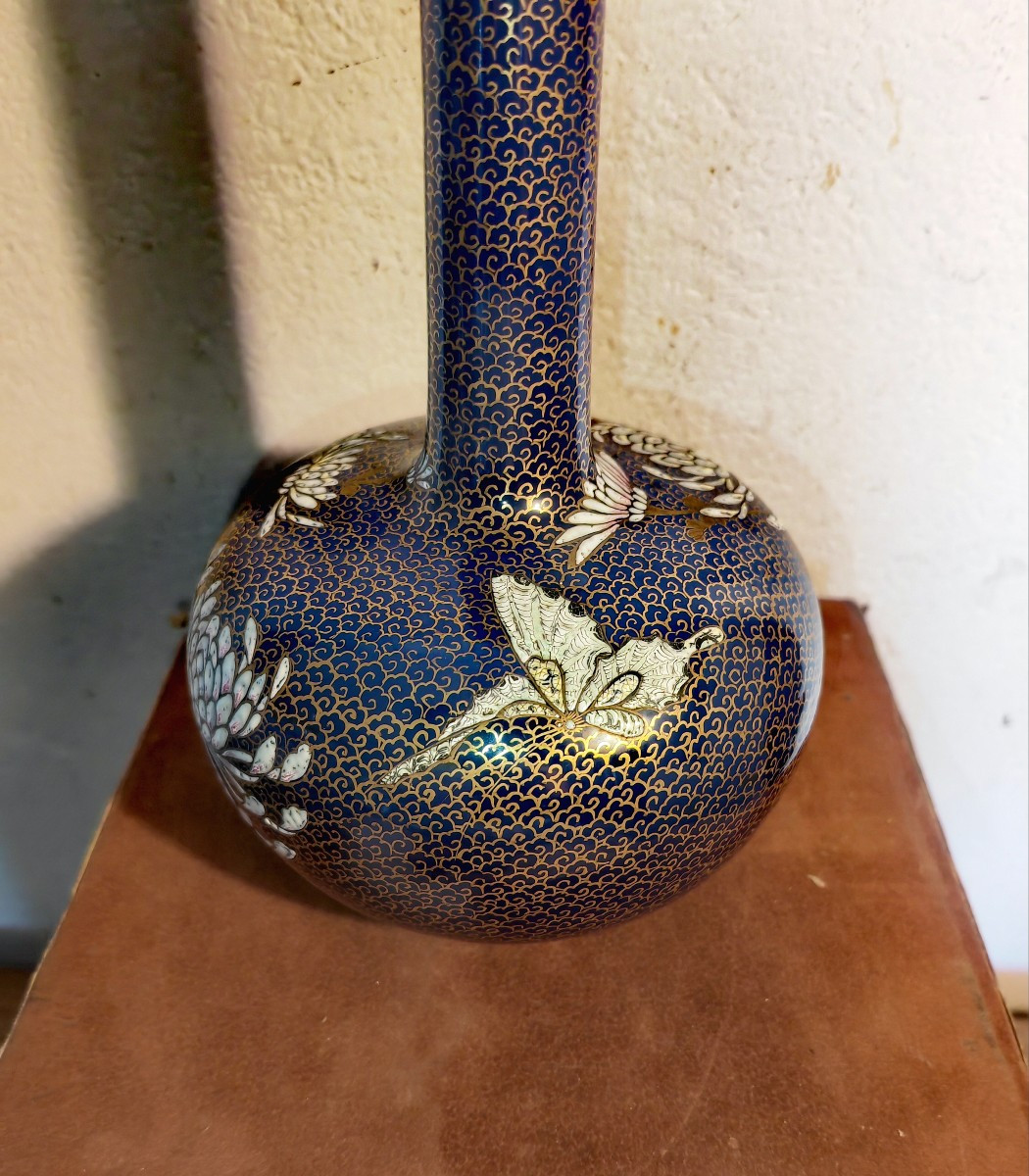 Élégant Vase Porcelaine Fukagawa, Signature Mont Fuji 1894, Chrysanthèmes et Papillons, Japon-photo-3