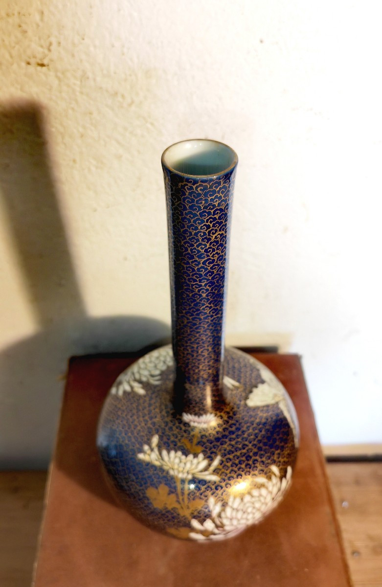 Élégant Vase Porcelaine Fukagawa, Signature Mont Fuji 1894, Chrysanthèmes et Papillons, Japon-photo-1