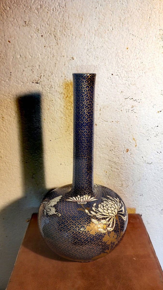 Élégant Vase Porcelaine Fukagawa, Signature Mont Fuji 1894, Chrysanthèmes et Papillons, Japon