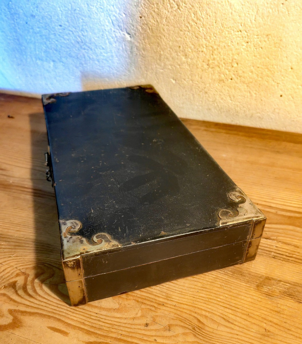 Joli Coffret en Bois laqué, Montures Laiton Argenté, Possible Huanghuali, Chine XiXe -photo-4