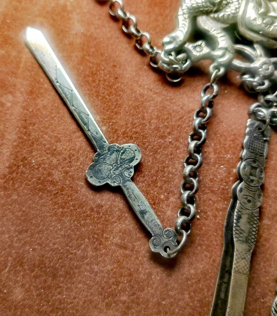 Belle Châtelaine à Opium, 5 outils forme Épées, Argent ou Paktong, Chine XiXe siècle -photo-1