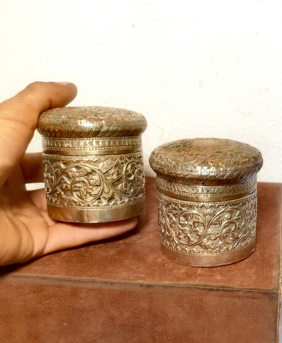 Paire de Jolies boîtes en Argent Ciselé, décor végétal, Cambodge début XXe siècle -photo-3
