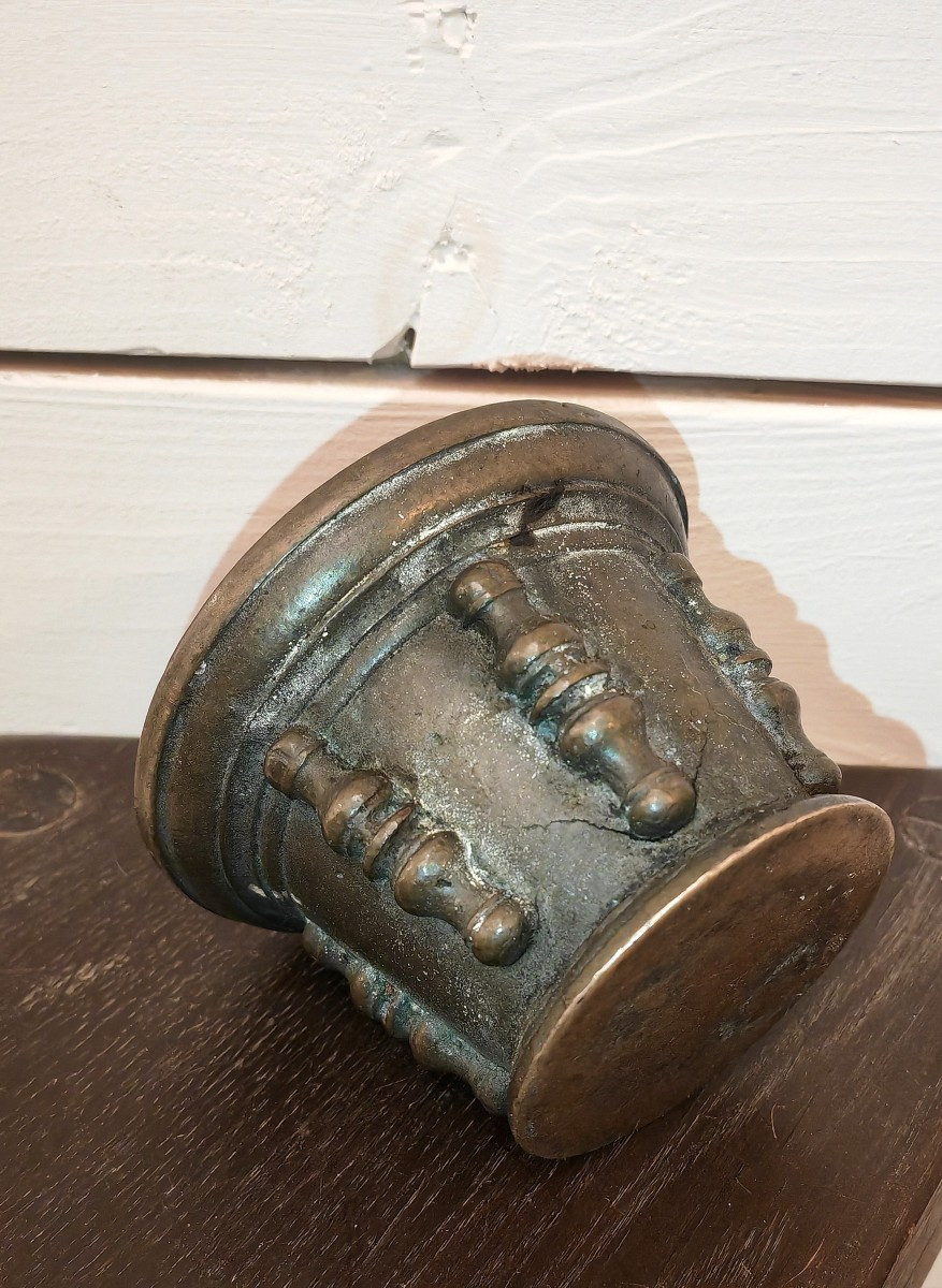 Beautiful Bronze Apothecary's Mortar And Pestle, Cast Iron From Le Puy, Columns, Late 17th Century -photo-2