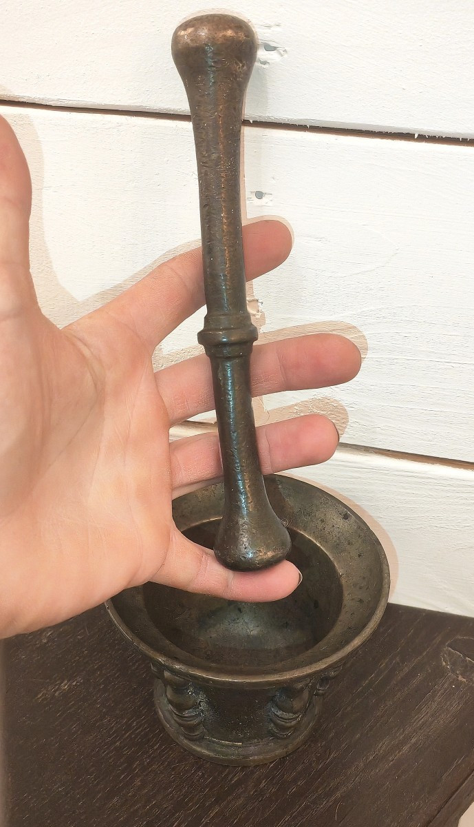 Beautiful Bronze Apothecary's Mortar And Pestle, Cast Iron From Le Puy, Columns, Late 17th Century -photo-3