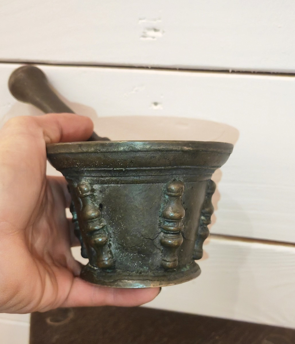 Beautiful Bronze Apothecary's Mortar And Pestle, Cast Iron From Le Puy, Columns, Late 17th Century -photo-4