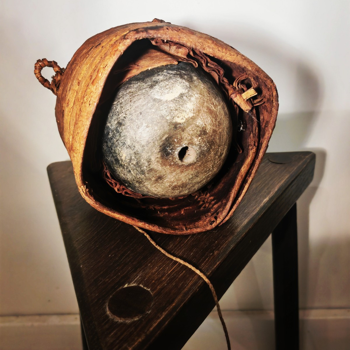 Rare Oracle à Souris, Terre Cuite, Peau, Écorce et Vannerie, Afrique Début XXe ou avant -photo-1