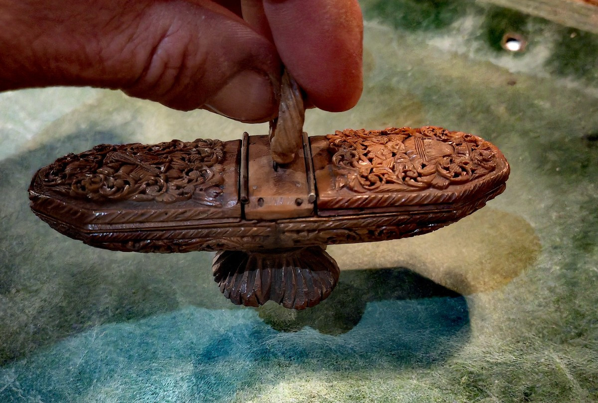 Rare Double Fly Box, Carved Corozo Nut, Integrated Mirrors, Folk Art, Circa 1820-photo-7