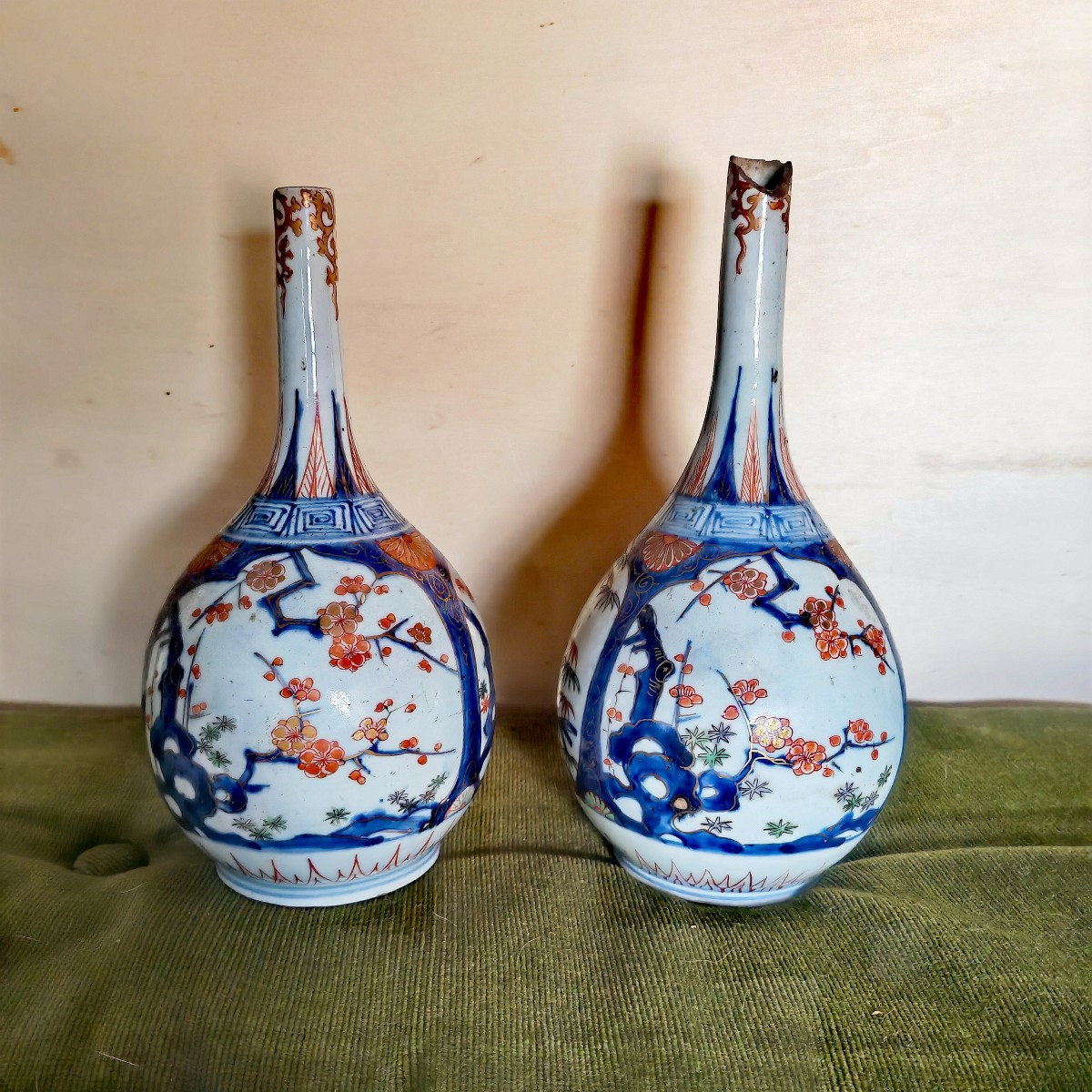 Rare Paire de Vases, Forme Bouteille, Porcelaine Arita, Imari 3 Amis, Japon Edo Circa 1720s-photo-3