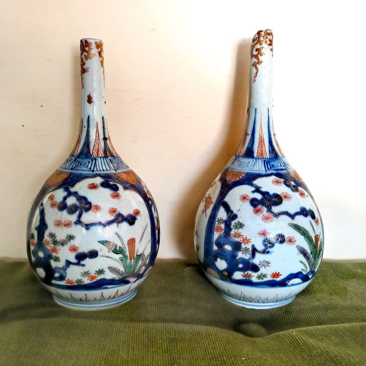 Rare Paire de Vases, Forme Bouteille, Porcelaine Arita, Imari 3 Amis, Japon Edo Circa 1720s