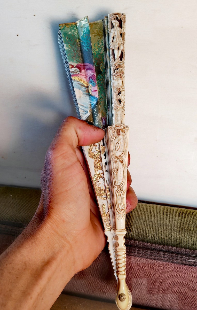 Éventail de Qualité, Gravures Rehaussée, Brin Sculpté en Dentelle et Doré, Europe XiXe siècle -photo-7