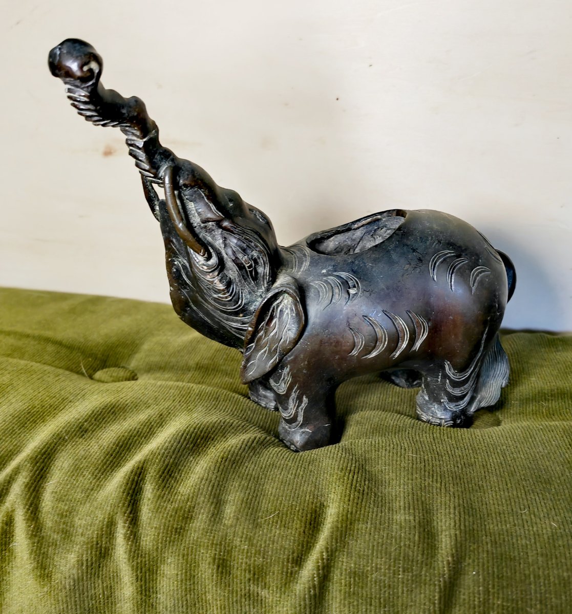 Beau Brûle Parfum en Bronze, Éléphant Patine Sombre, Japon, Meiji XIXe Siècle 