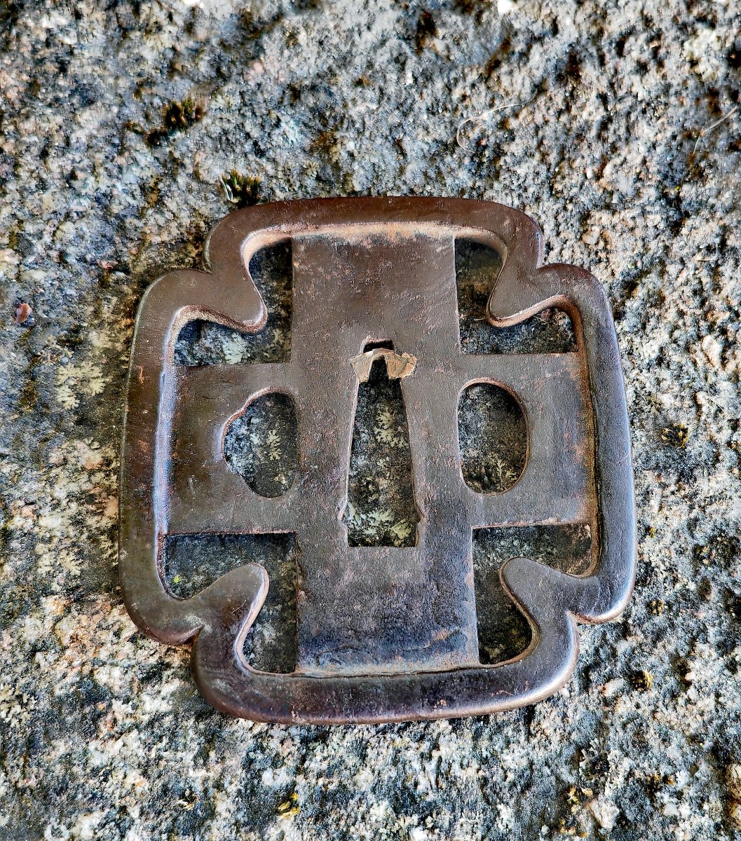 Beau Tsuba pour Wakizashi ou Petit Katana, Rare Forme Tate-ito-gata, Croix Chrétienne Japon Edo