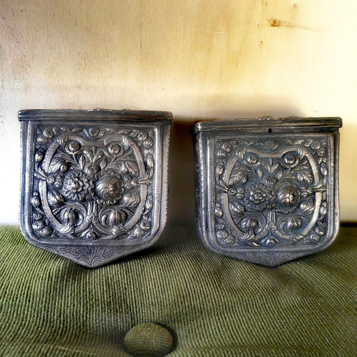 Belle Paire de Cartouchières, Boîtes à Poudre, Bronze Argenté, Empire Ottoman, XiXe ou avant 