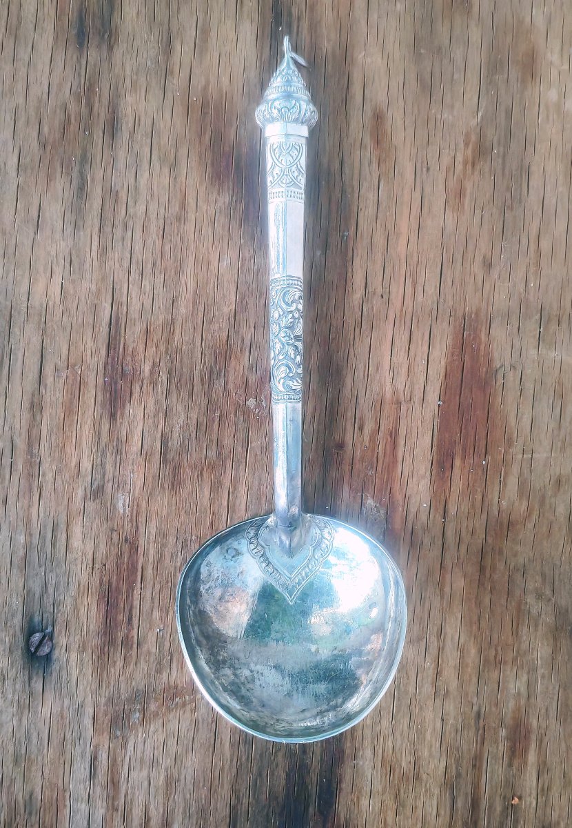 Belle Cuillère Large en Argent Massif, Cambodge, Fleurs et Feuilles Ciselées XiXe siècle 