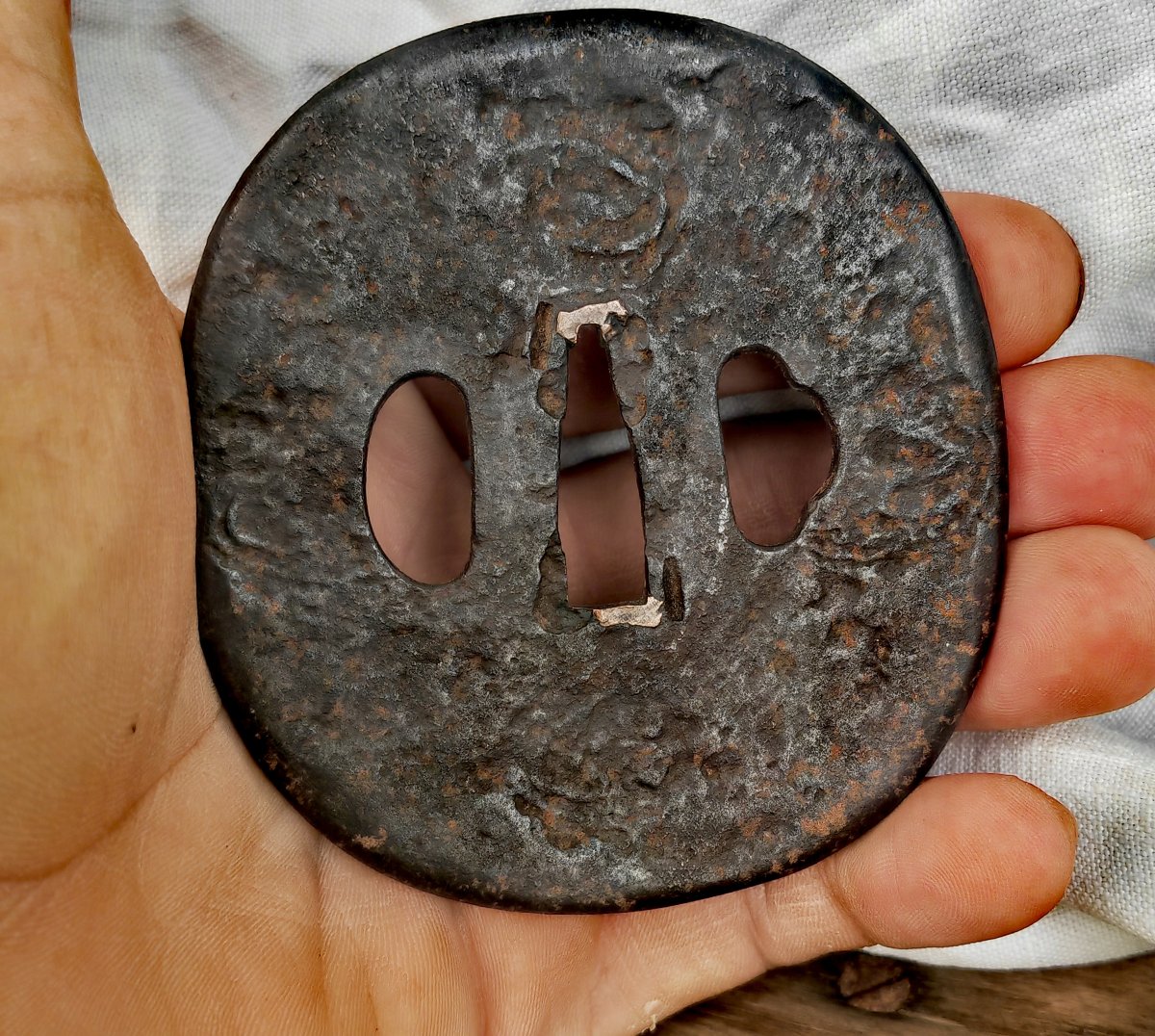 Beautiful Iron Tsuba, Large Katana Garde, Maru-gata, Japan, Edo Period, 18th Century -photo-2
