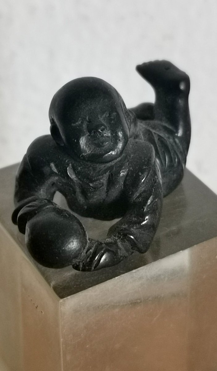 Curieux Netsuke en Bronze Laqué Noir, Enfant et Balle, Japon Meiji XIXe