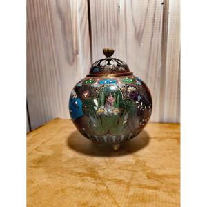 Lovely Cloisonné Enamel Tripod Incense Burner, Meiji Japan, 19th Century 