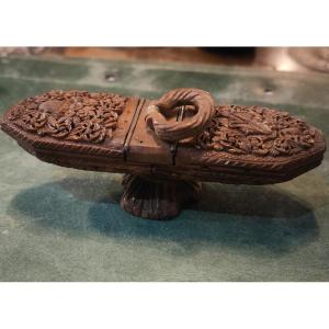 Rare Boîte à Mouches Double, Noix de Corozo Sculptée, Miroirs Intégrés, Art Populaire Ça. 1820