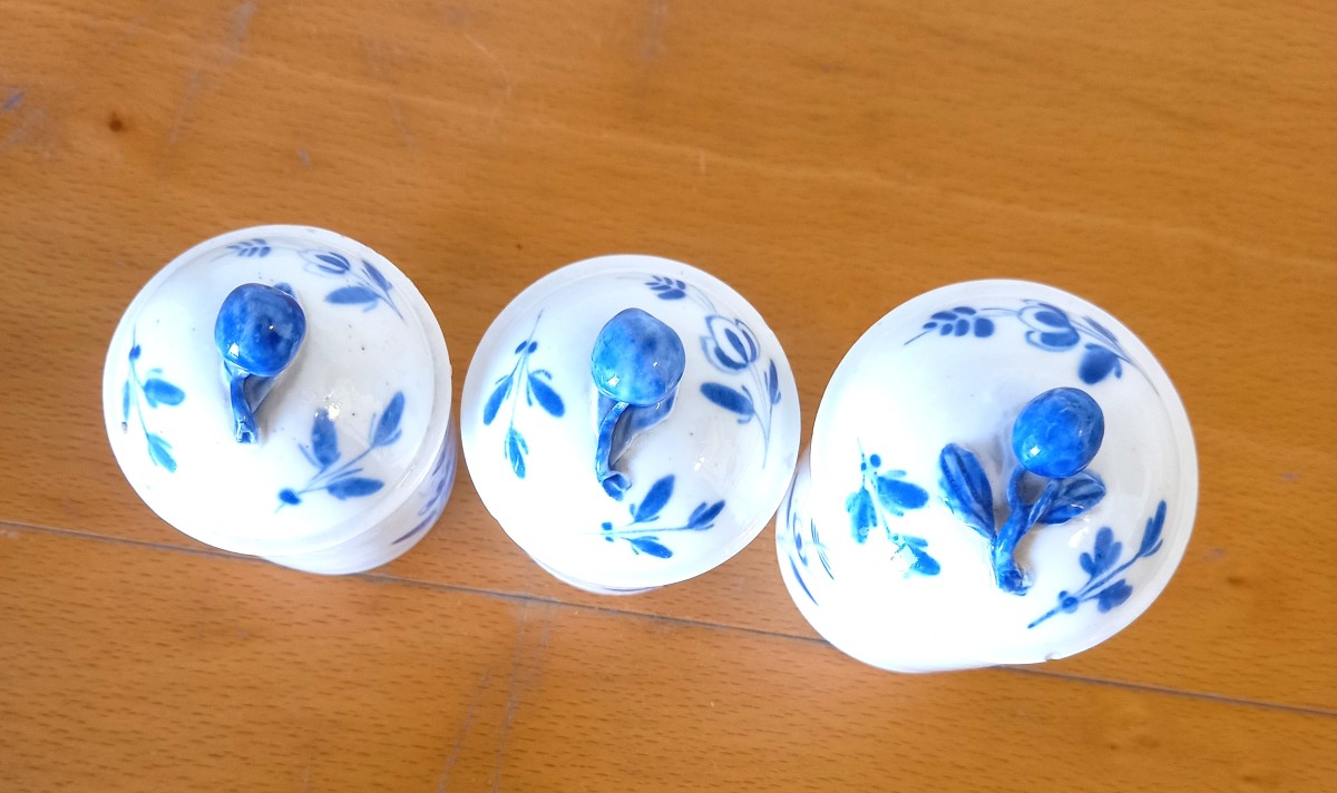 Trois pots en porcelaine: Sceaux XVIIIème siècle.-photo-3