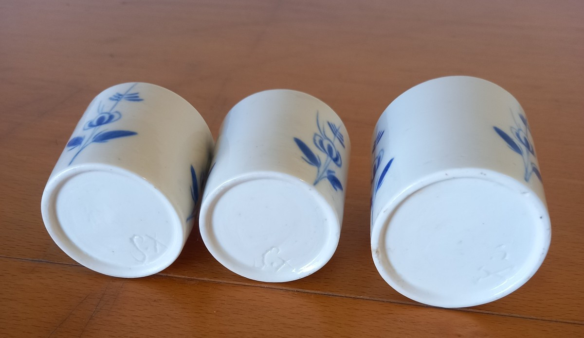 Trois pots en porcelaine: Sceaux XVIIIème siècle.-photo-4