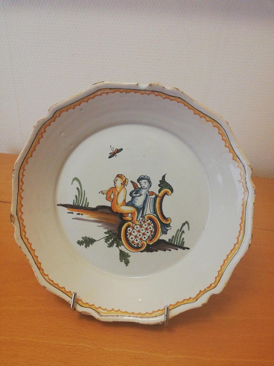 Assiette en faïence : Nevers XVIIIème siècle.