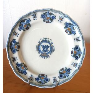 Assiette En Faïence : Moustiers XVIIIème Siècle.