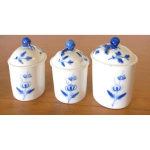 Trois pots en porcelaine: Sceaux XVIIIème siècle.