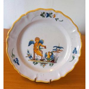 Assiette en faïence : Varages XVIIIème siècle.