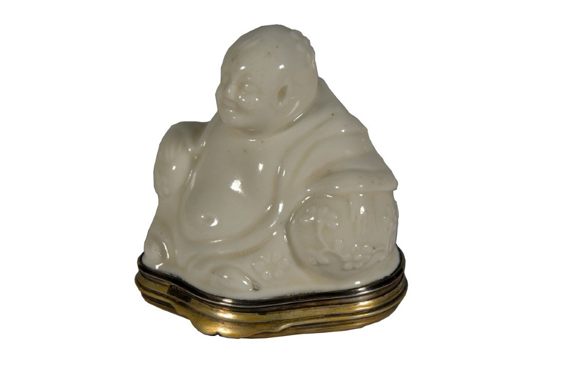 Tabatière en porcelaine de Saint Cloud montée