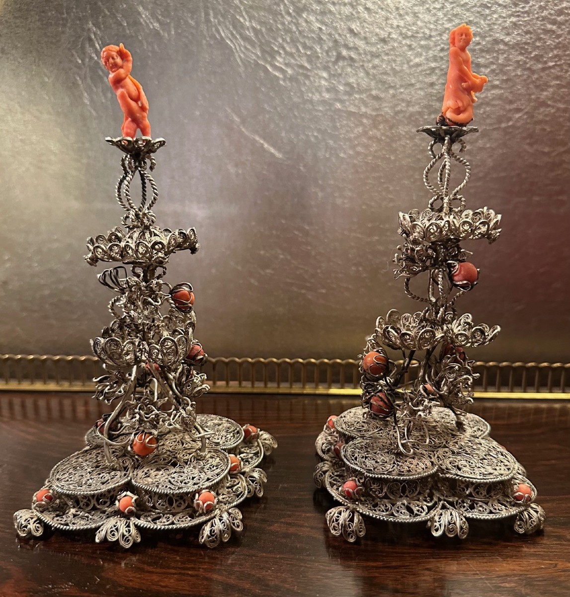 Paire de groupes baroques en filigrane d'argent et corail-photo-3
