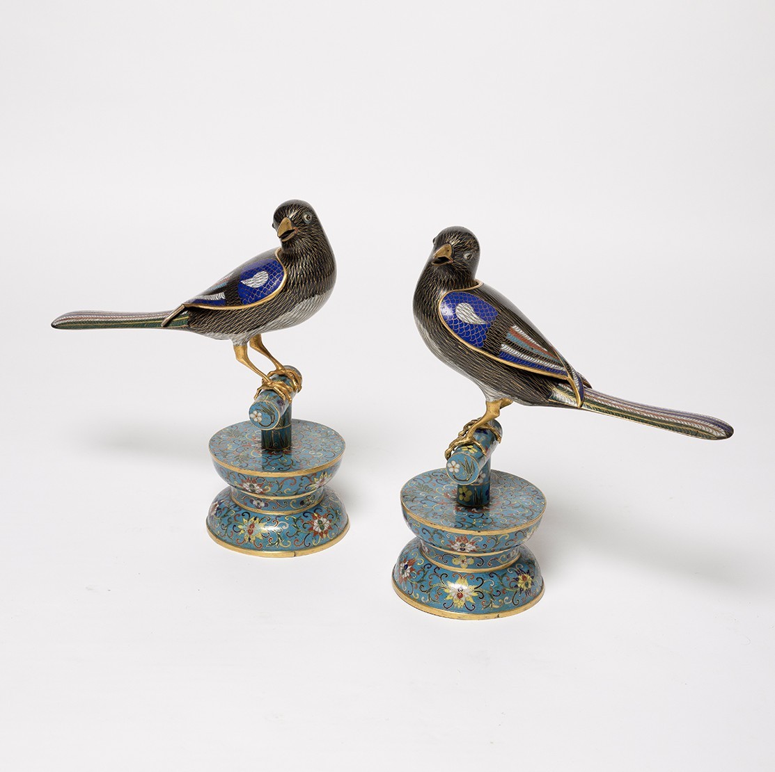 Paire de grands oiseaux en cloisonné chinois