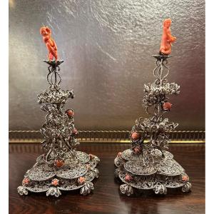 Paire de groupes baroques en filigrane d'argent et corail