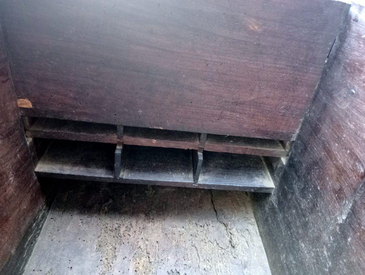 Small Early 17th Century Urn Chest-photo-4