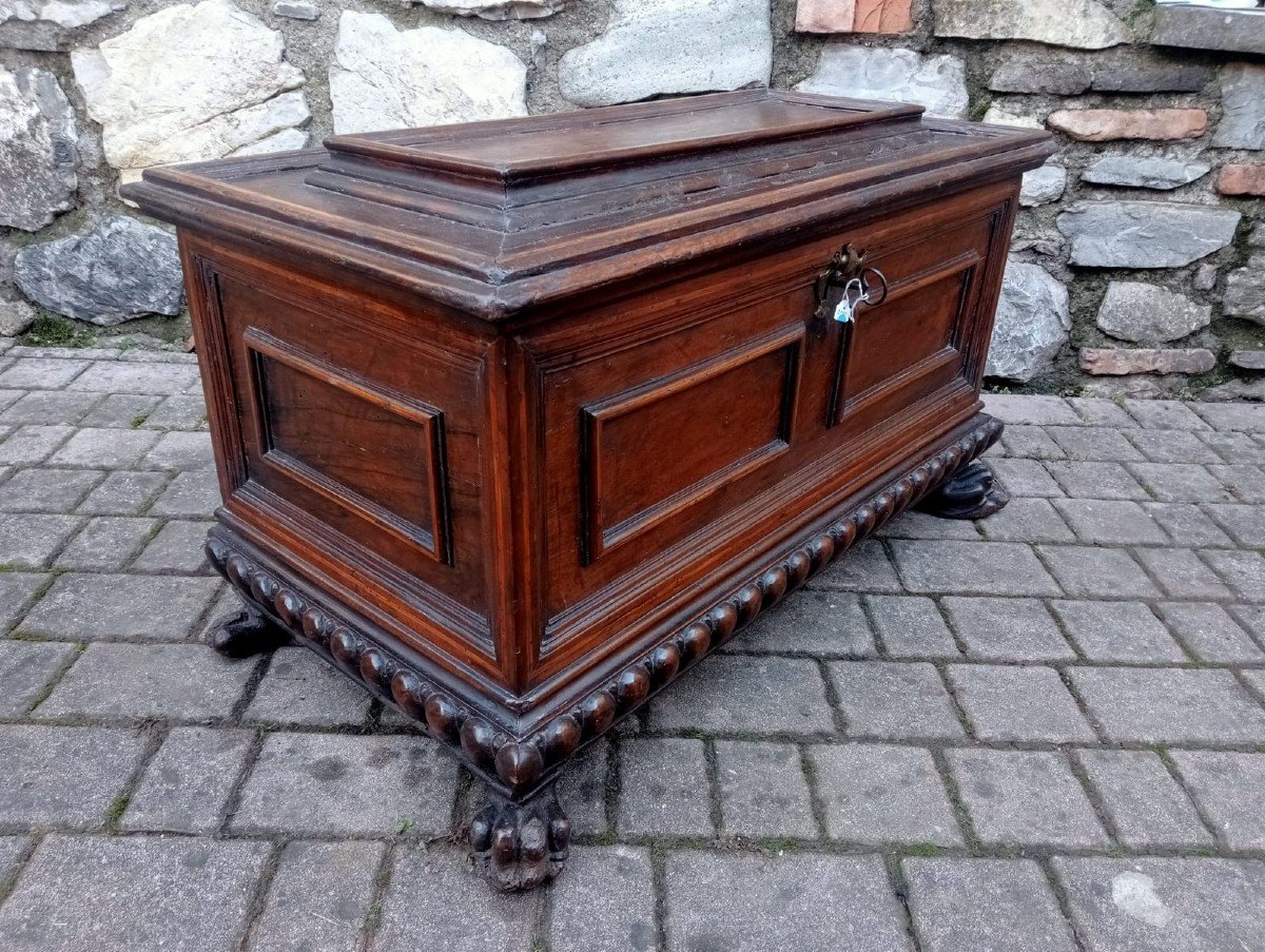 Small Early 17th Century Urn Chest