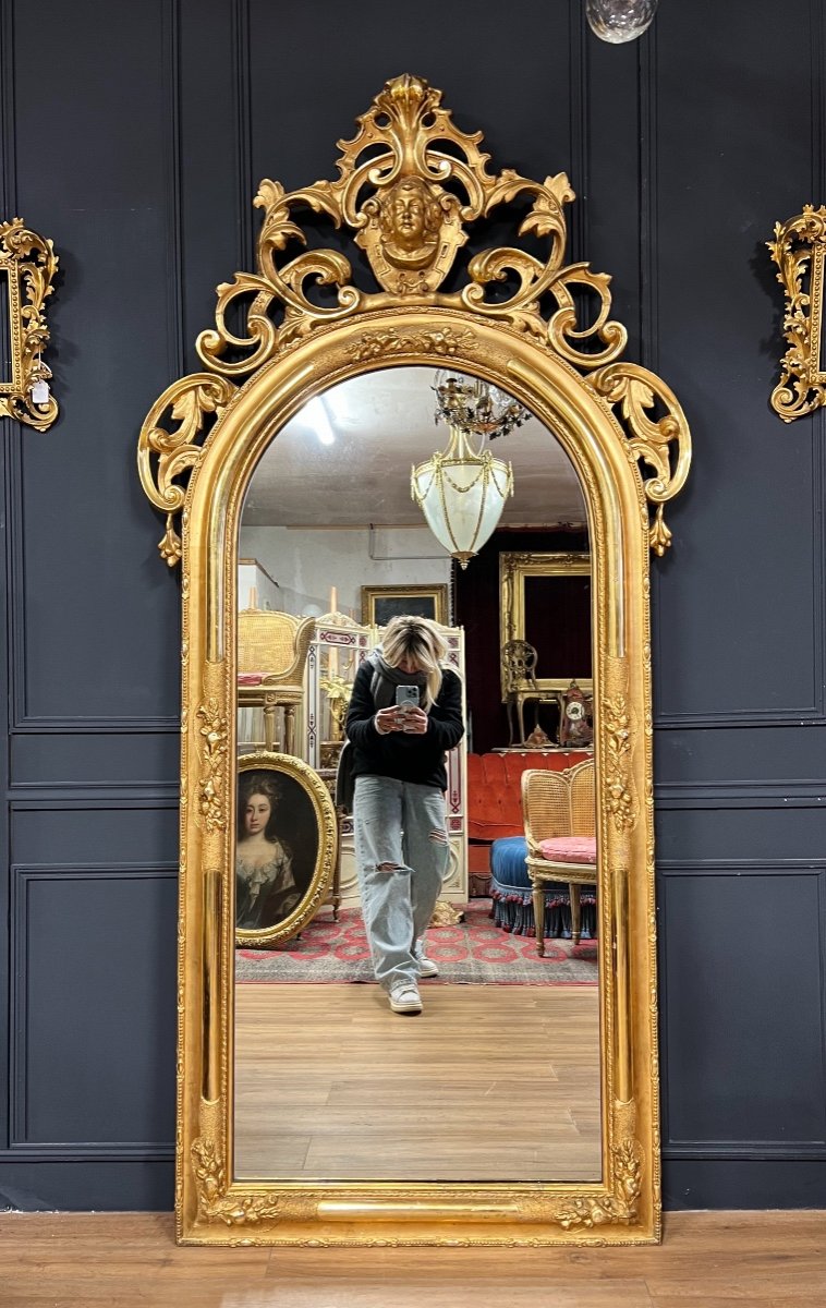 Miroir D’époque Napoléon III En Bois Doré à La Feuille à Décor D’une Tête Et De Fleurs - XIXe